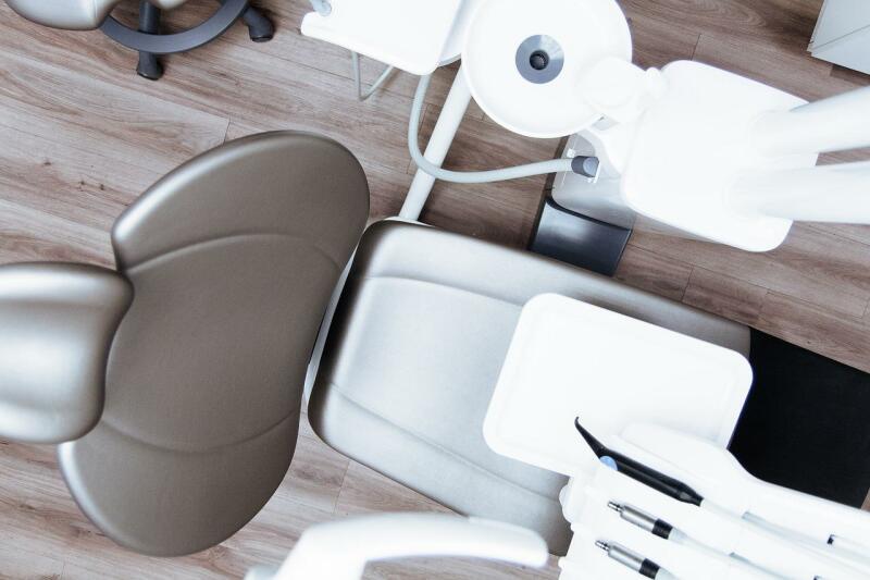 Profilaktyka dentystyczna. Jak często odwiedzać gabinet i z jakich zabiegów korzystać?